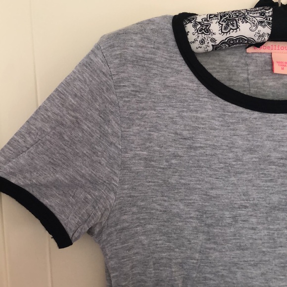 Grey T-Shirt with black detail size Medium - Picture 1 of 3